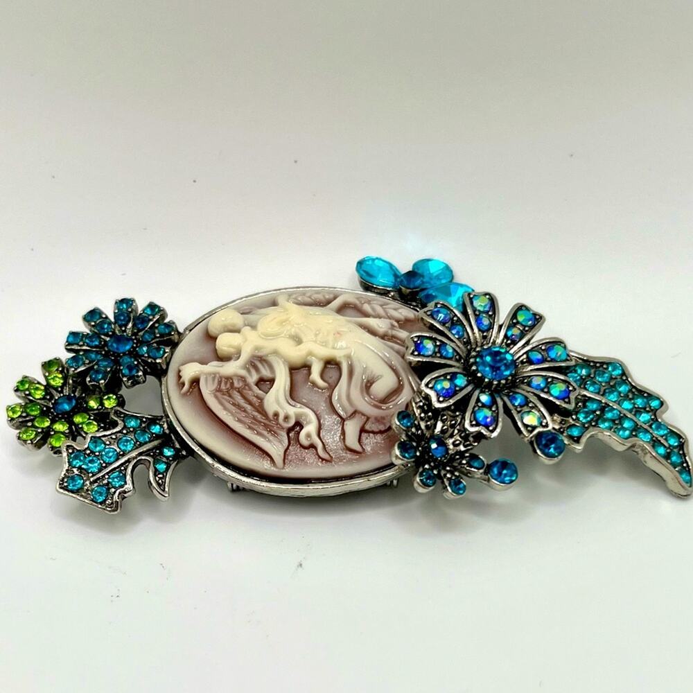 Cameo multicolor rhinestone brooch